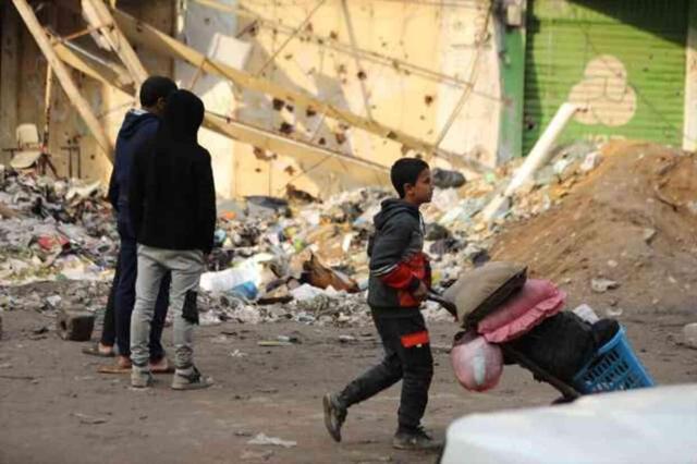 Gazze'de skandal görüntü! Okulda alıkoydukları yüzlerce Filistinlinin elbiselerini çıkardılar