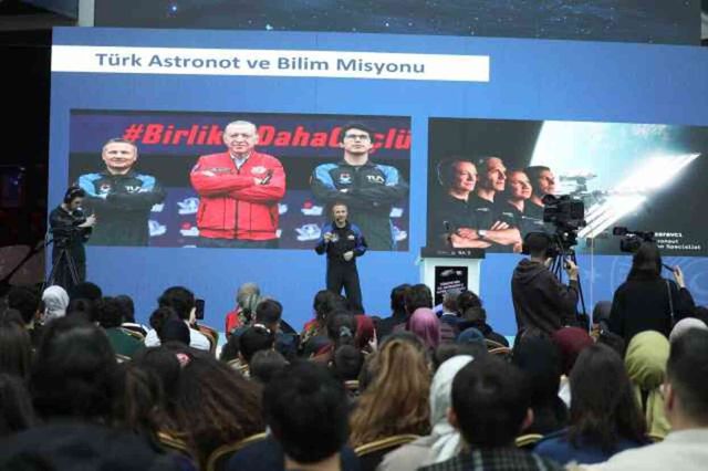 Alper Gezeravcı Uzay Yolculuğu Sonrası İlk Gençlik Buluşmasını Konya Bilim Merkezi'nde Yaptı
