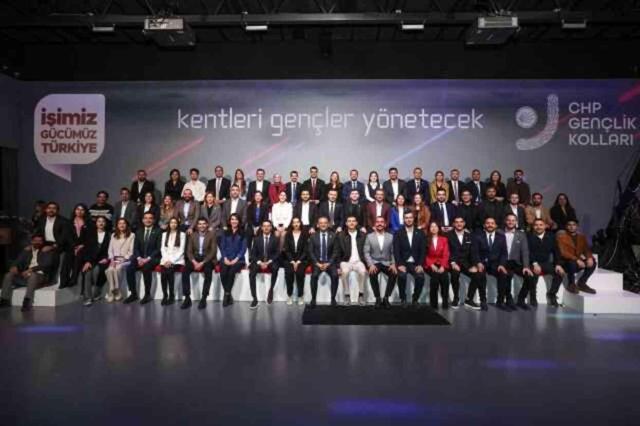 CHP Genel Başkanı Özel'den iddialı gençlik çıkışı: Gençler '40 yaş üstündeki siyasetçiler gitsin' diye darbe yapsa ben buna varım