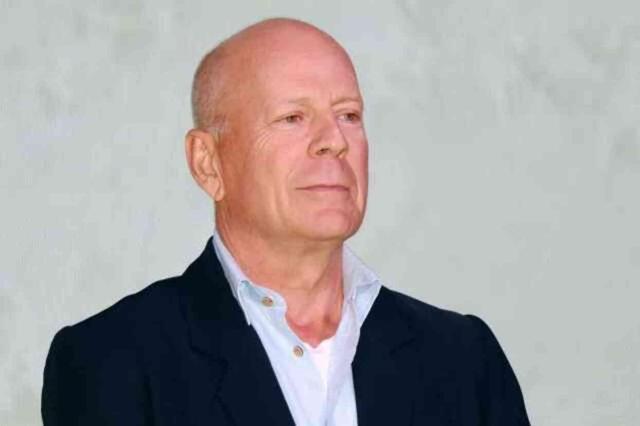 Demans ile mücadele eden oyuncu Bruce Willis'in karısı Emma Heming,15.evlilik yıldönümlerini duygusal bir fotoğrafla paylaşarak kutladı