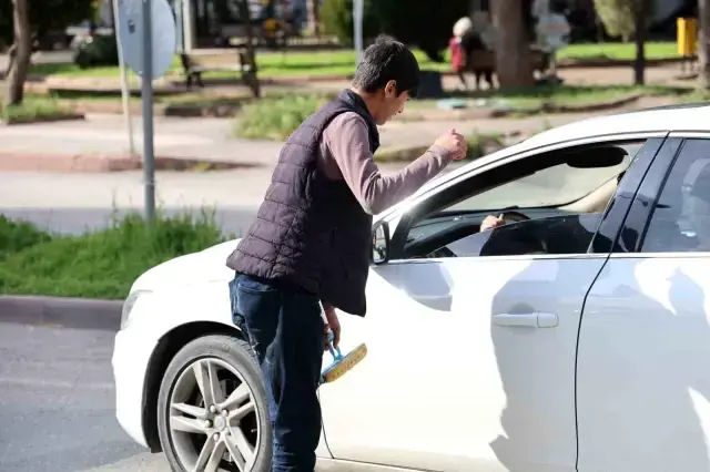 Cam silen genç günlük kazancı şaşkına çevirdi: Çocuklarıma da bu işi yaptıracağım