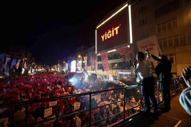 İmamoğlu'ndan gövde gösterisi! Seçim öncesi son konuşmasını AK Parti'nin kalesinde yaptı