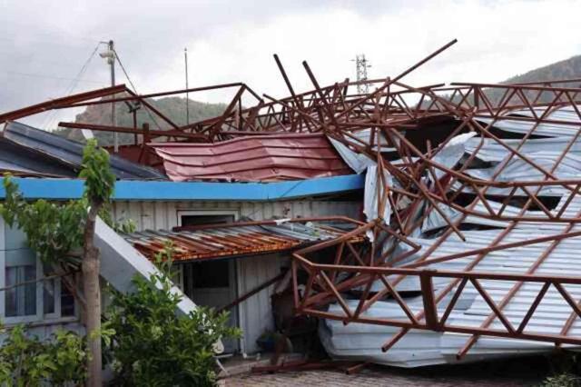 Ağlar yerinden söküldü, dev hortumlar çıktı! Çok sayıda il fırtınaya teslim