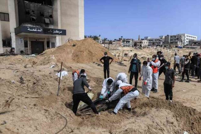 Gazze'de Nasser Hastanesi bahçesindeki toplu mezardan 310 ceset çıkarıldı