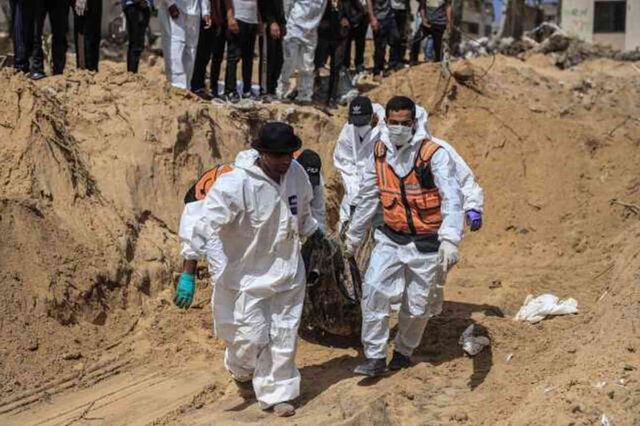 Gazze'de Nasser Hastanesi bahçesindeki toplu mezardan 310 ceset çıkarıldı