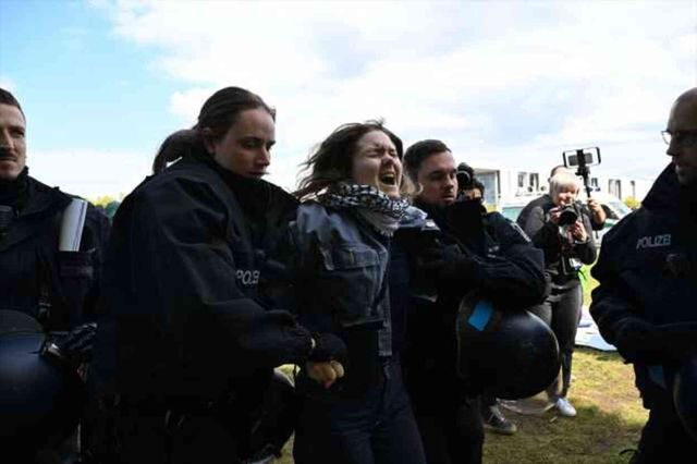 ABD'deki Filistin protestoları Almanya ve Fransa'ya da sıçradı! Polis gözaltıları canlı yayına yansıdı