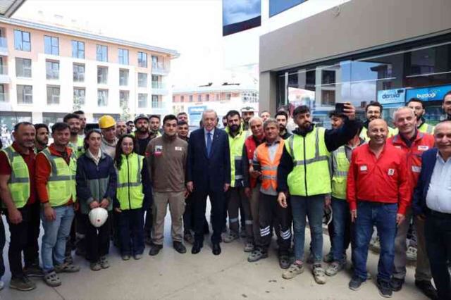 Akaryakıt istasyonuna uğrayan Cumhurbaşkanı Erdoğan vatandaşa sigara bıraktırdı