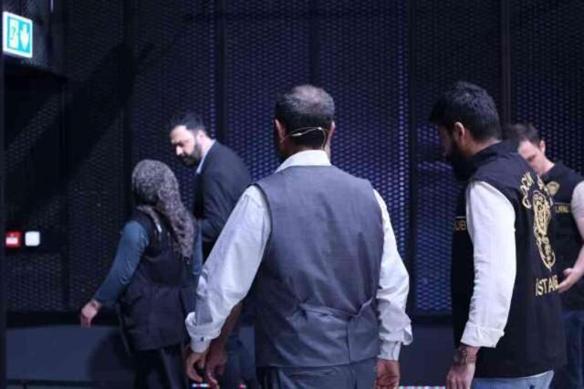 Esra Erol'da hareketli dakikalar! 14 yaşındaki kızlarını 100 bin TL'ye satan aile canlı yayında gözaltına alındı