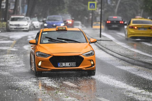 Ankara'da Sağanak ve Dolu Yağışı