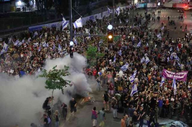 Gazze Şeridi'ndeki Esirlerin Aileleri Tel Aviv'de Protesto Etti