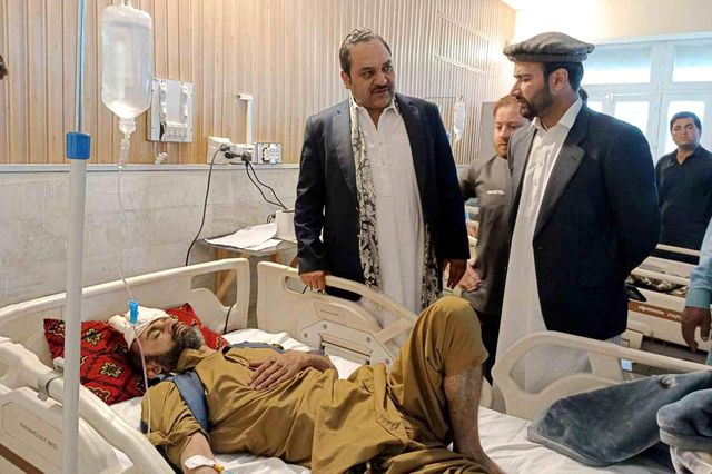 Pakistan'da otobüs vadiye uçtu: 20 ölü