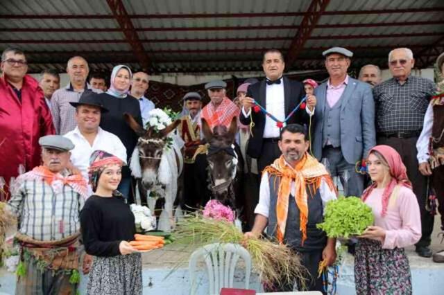 Türkücü Aydın Aydın, 'Nesli tükenmesin' diye eşeklere sembolik nikah kıydı
