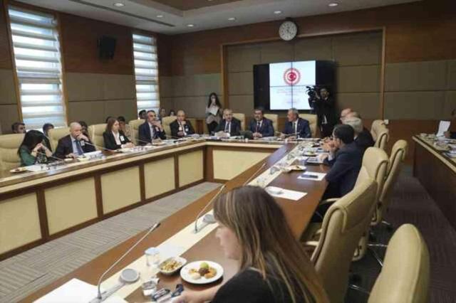 TBMM'deki fahiş fiyat görüşmelerine kuruyemiş damga vurdu! Bakan Varank: Bir daha yapmayalım