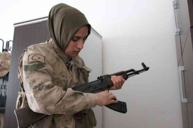 Gündüz evde annelik, akşam ise vatan nöbetinde koruculuk yapıyor