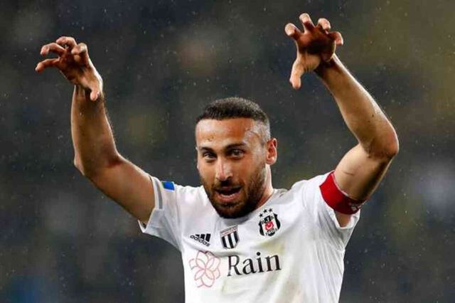 Beşiktaşlılar çok kızacak! Cenk Tosun, ezeli rakibe gidiyor