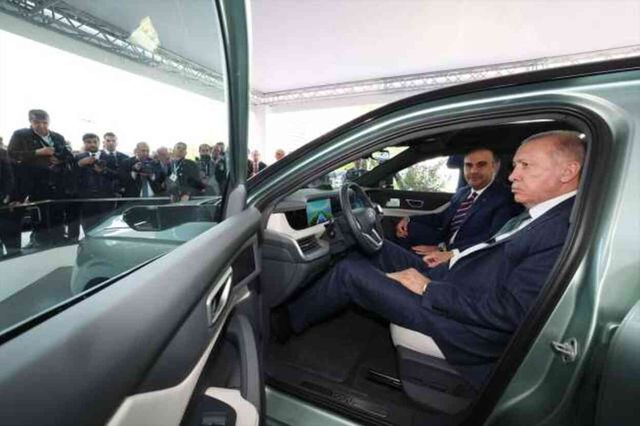 Erdoğan, Togg'un yeni modeli T10F'yi inceledi! Gelecek sene yollarda olacak
