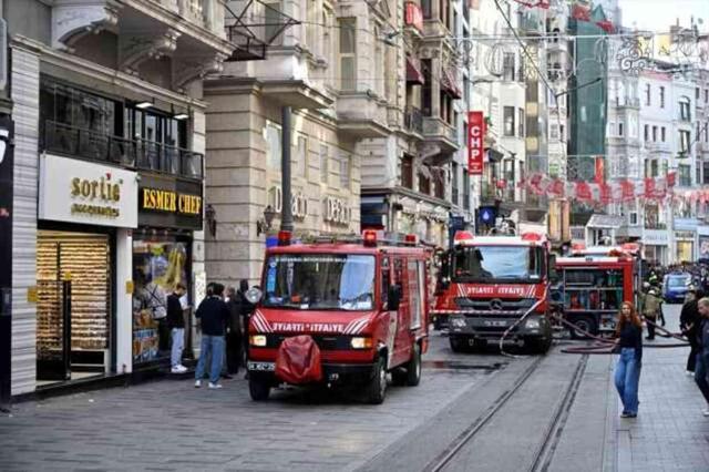 İstiklal Caddesi'nde mağazada yangın! Polis bölgeyi boşaltıyor
