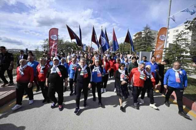 Gençlik ve Spor Bakanı Osman Aşkın Bak, sahnede 'dabke' dansı yaptı