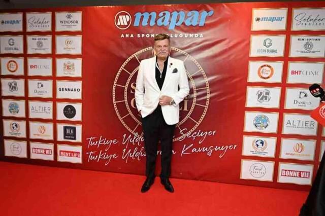 Nevra Serezli ilk kez sunuculuk yaptı! Yanında başarılı televizyoncu Gökay Kalaycıoğlu ile sahneye çıktı