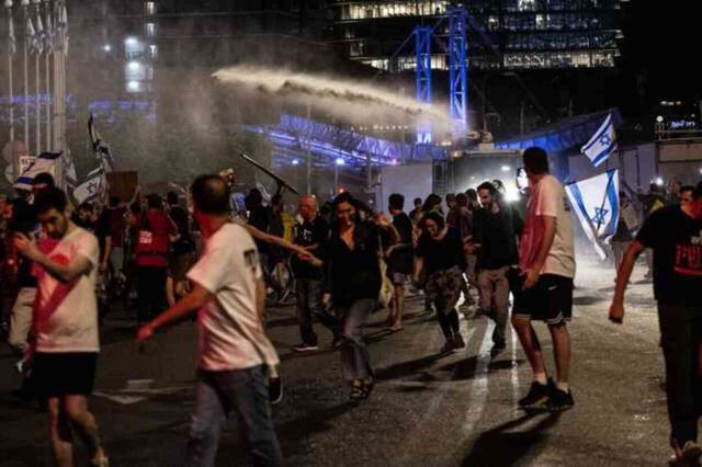 Tel Aviv'de sokaklar yangın yeri! Netanyahu'nun istifasını isteyen göstericilere polisten sert müdahale
