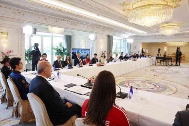 Cumhurbaşkanı Erdoğan gençlerle buluştu! 19 Mayıs için bestelenen marş ilk kez okundu