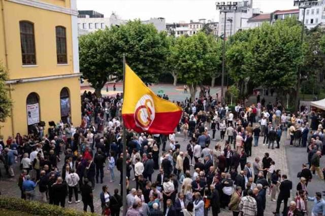 Dursun Özbek, yeniden Galatasaray Başkanı seçildi