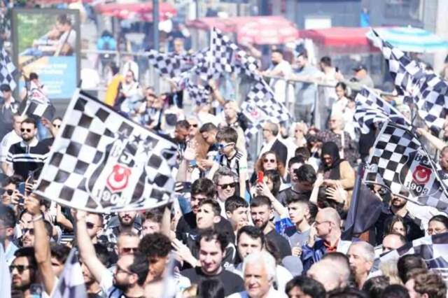 Şampiyonluk kutlamasını fırsata çevirdiler! Beşiktaşlı taraftarlar, tezahüratlarla Başkan Arat'tan transfer istedi
