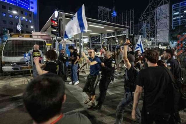 İsrailliler, İsrailli esirlerin geri getirilmesi ve hükümetin istifası talebiyle gösteri düzenledi