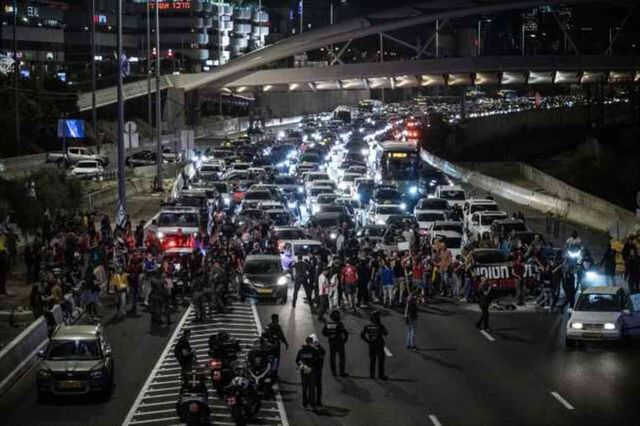 İsrailliler, İsrailli esirlerin geri getirilmesi ve hükümetin istifası talebiyle gösteri düzenledi
