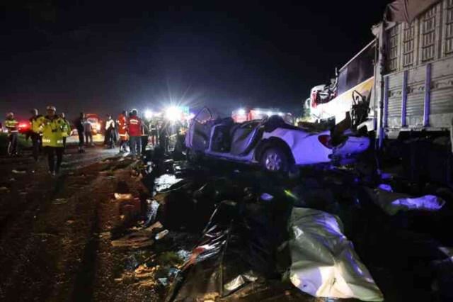 Mersin'de katliam gibi trafik kazası: 10 kişi öldü, 30 kişi yaralandı