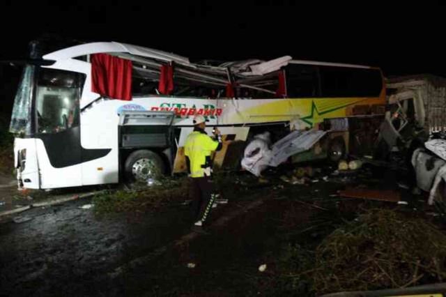Mersin'de katliam gibi trafik kazası: 10 kişi öldü, 30 kişi yaralandı
