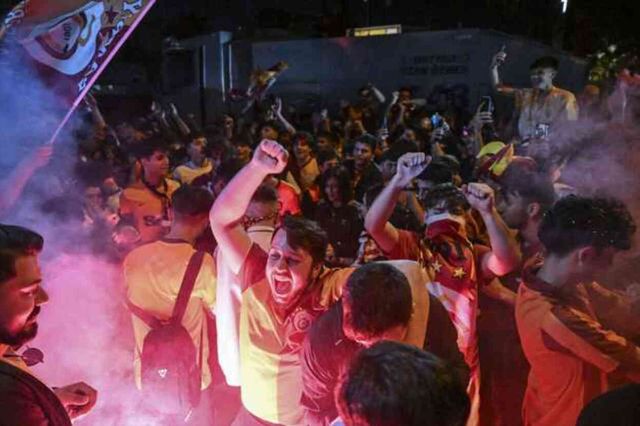 Yurdun dört bir yanında şampiyonluğu kutladılar! Sarı-kırmızılı taraftalar sokaklara döküldü