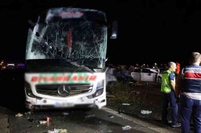 10 kişinin öldüğü kazanın tanığı: Muavinin 'Bir aracı solladık ve direksiyon hakimiyetini kaybettik' dediğini duydum