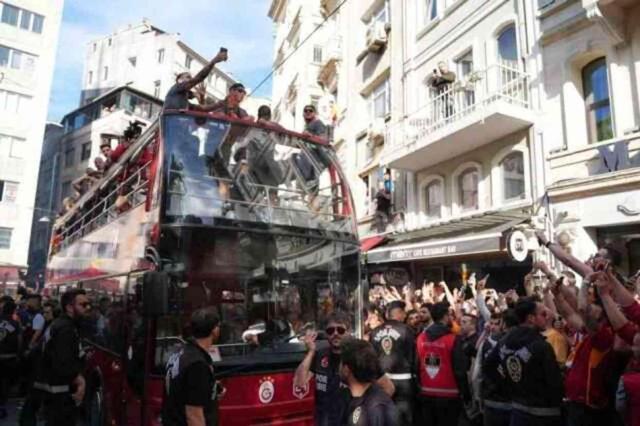 Kutlamalar başladı! Galatasaray stadyuma böyle geldi
