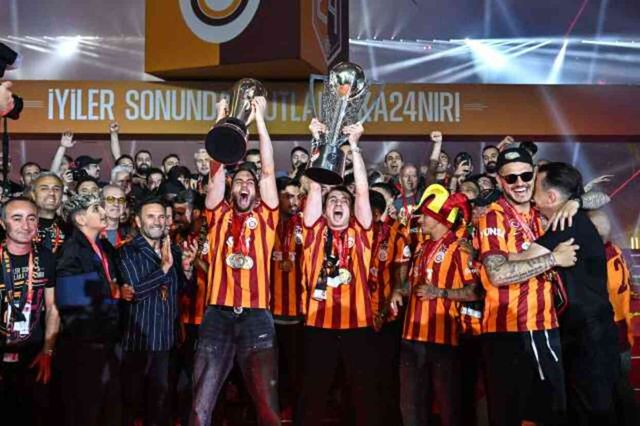 Rams Park'ta tarihi anlar! Şampiyon Galatasaray, 2 Kupa birden kaldırdı