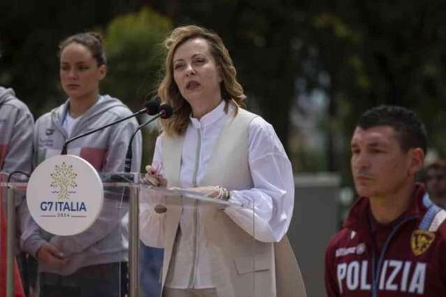 İtalya Başbakanı Meloni, kendisine hakaret eden siyasetçiyle karşılaştı: İşte ben o k**tak! Nasılsınız?