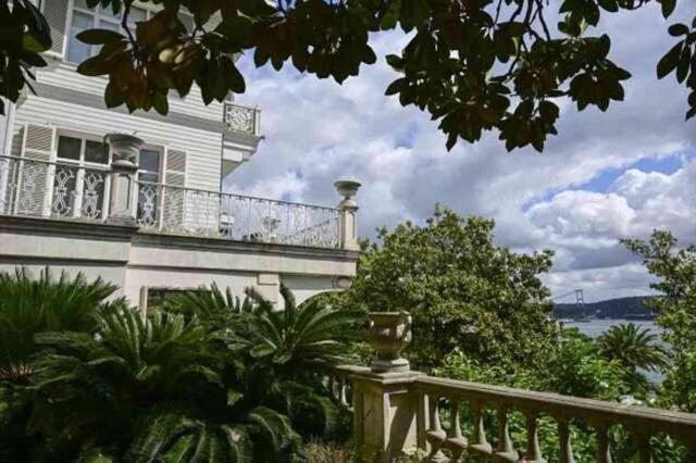 TMSF, FETÖ firarisi Akın İpek'in tarihi yalısını 750 milyon liraya satışa çıkardı