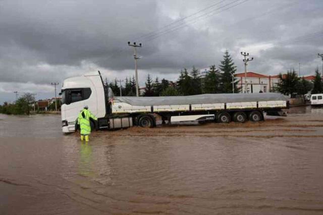 Meteoroloji'nin sarı kodla uyardığı 7 kent, sağanağa teslim oldu