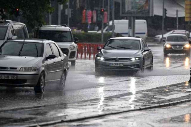 Meteoroloji'nin sarı kodla uyardığı 7 kent, sağanağa teslim oldu