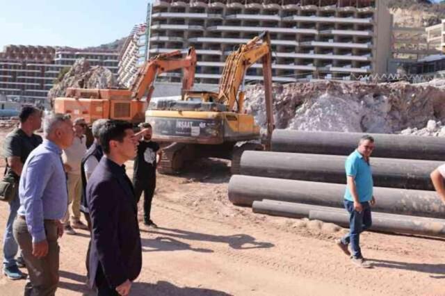 Marmaris Belediye Başkanı Ünlü, yasağa rağmen çalışmaların devam ettiği otel inşaatına baskın yaptı