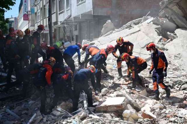 Küçükçekmece'de çöken binada eski çalışan uyardı: 'Bina çok eskiydi, kamyon geçerken bile titriyordu'