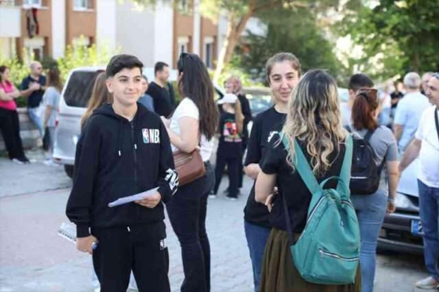 Liselere girecek 1 milyon öğrencinin sınav heyecanı başladı