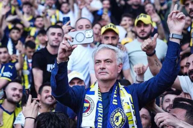 Manşetler öyle böyle değil! Dünya, Mourinho'nun imzasını konuşuyor