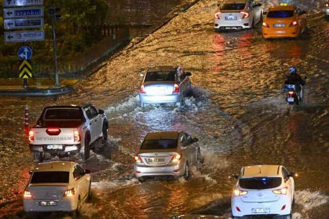 Şimşekler geceyi aydınlattı! Ankara, sağanak yağışa teslim oldu
