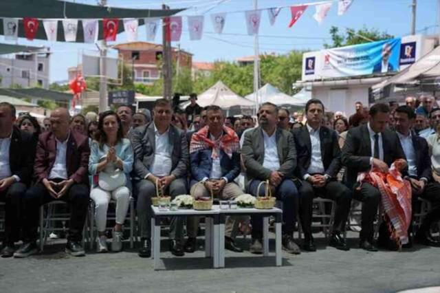 CHP Genel Başkanı Özgür Özel, Bornova'da Kiraz Festivaline Katıldı