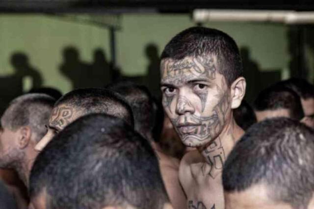 Dünyanın en ölümcül cezaevinden yeni kareler! Suç örgütü liderleri süt dökmüş kediye döndü