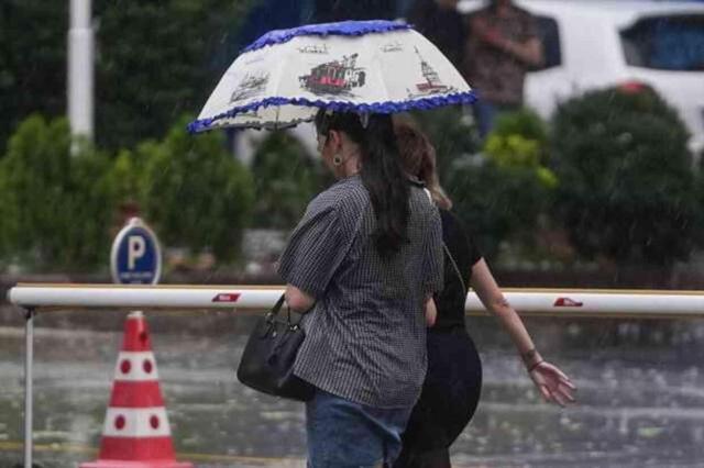 Ankara'yı sağanak yağış ve dolu vurdu! Yollar göle döndü, ağaçlar devrildi
