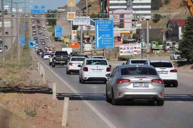 Tatilciler yollara düştü! İstanbul trafiği kilitlendi