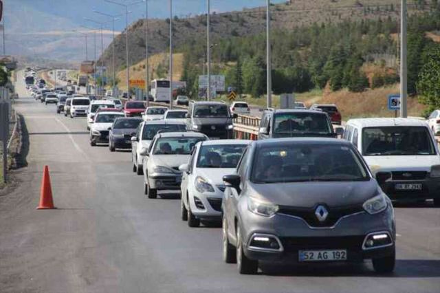 Tatilciler yollara düştü! İstanbul trafiği kilitlendi