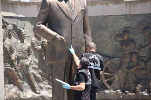 Atatürk Anıtı'na baltayla saldırı! Provokatörlerden 'Neden' sorusuna 'Sadece Allah rızası için' yanıtı